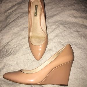Louise et Cie nude patent wedges Sz 8.5